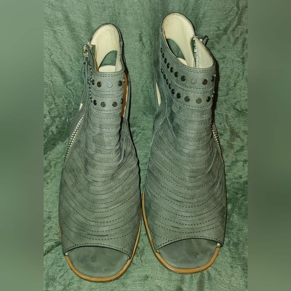 Paul Green Womens Olive Leather Bootie.
